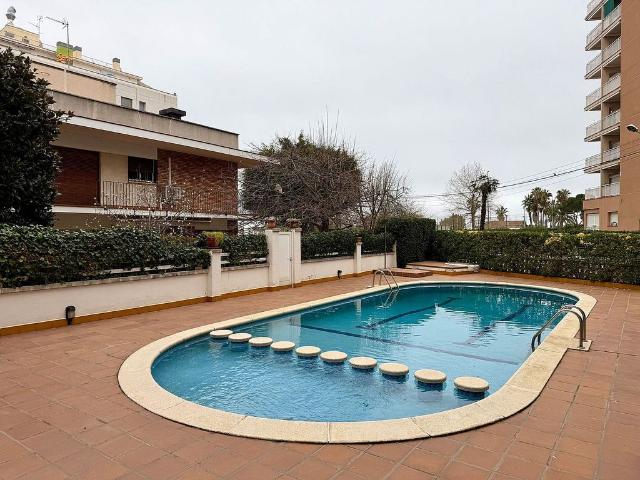 Dúplex en venta en calle Isaac Albeniz, Pineda de Mar, de 70 m² 2 habitaciones por 240.000