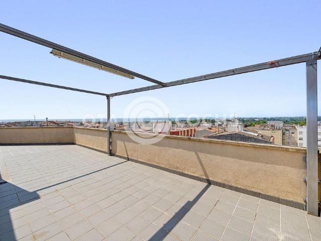 Dúplex en venta en calle Josep Anselm Clavé, Cambrils, de 149 m² 4 habitaciones por 310.000