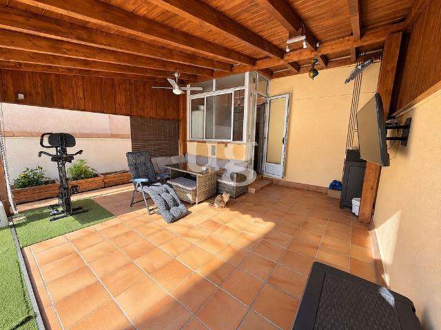 Dúplex en venta en carretera Del Prat, Cornellà de Llobregat, de 114 m² 3 habitaciones por 464.000