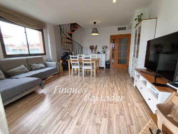 Dúplex en venta en Castelldefels, Els Canyars. ¡AMPLIO ATICO DUPLEX CON ZONA COMUNITARIA CON PISCINA Y PLAZA DE PARKING!. Dúplex.