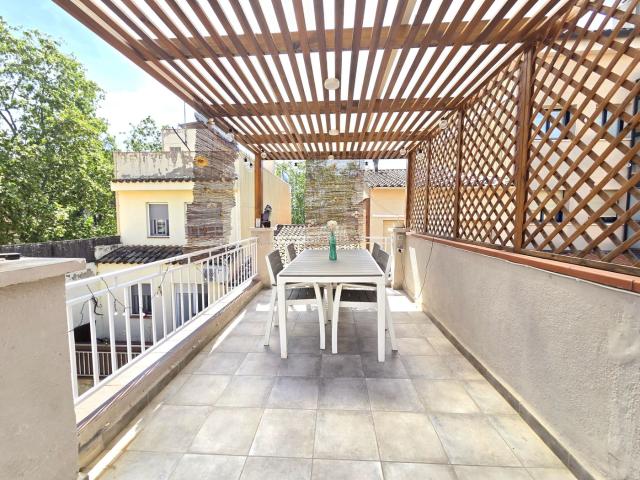 Dúplex en venta en Cerdanyola del Vallès, Sant Ramón. MAGNIFICO DUPLEX REFORMADO CON TERRAZA DE 20M2 CON 5HAB!. Dúplex Cerdanyola del.
