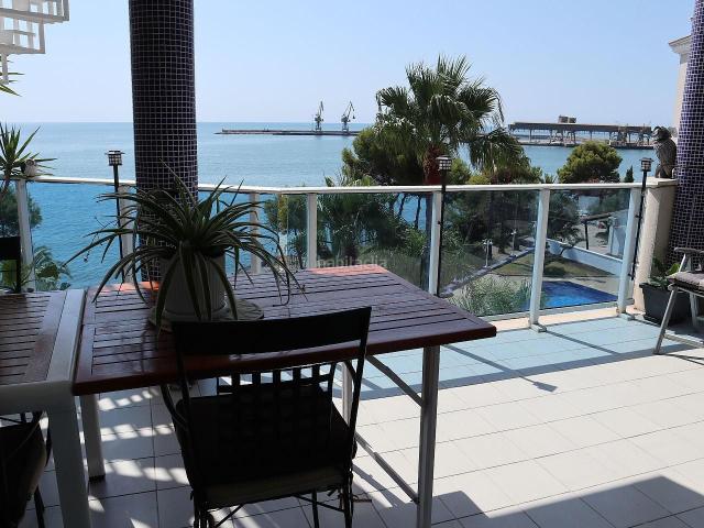 Dúplex en venta en Alcanar Costa Dorada. Presentamos un exclusivo ático dúplex de lujo, de 96m, con una terraza espectacular de 74m y parking, ideal para quienes buscan co. Dúplex.