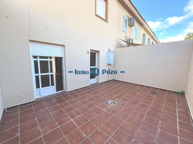 Dúplex en venta en Almendralejo. Dúplex amplio en zona residencial por solo 139.900! 4 habitaciones 2 baños Garaje 2 patios 100m útiles. Dúplex.