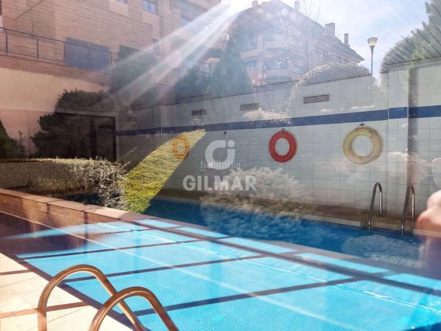 Dúplex en venta en Boadilla del Monte, Viñas Viejas. Descubre este espectacular ático dúplex situado en la exclusiva zona de Boadilla del Monte, una de las áreas más codiciadas del no. Dúplex Boadilla.