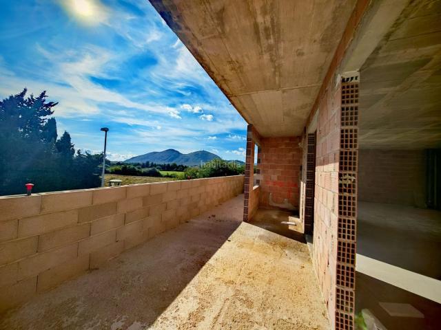 Dúplex en venta en Baleares Alcúdia, Ciutat d´Alcúdia. DUPLEX DE OBRA NUEVA EN ALCÚDIA Una oportunidad única para vivir en un hogar que combina modernidad, eficiencia energética. Dúplex.