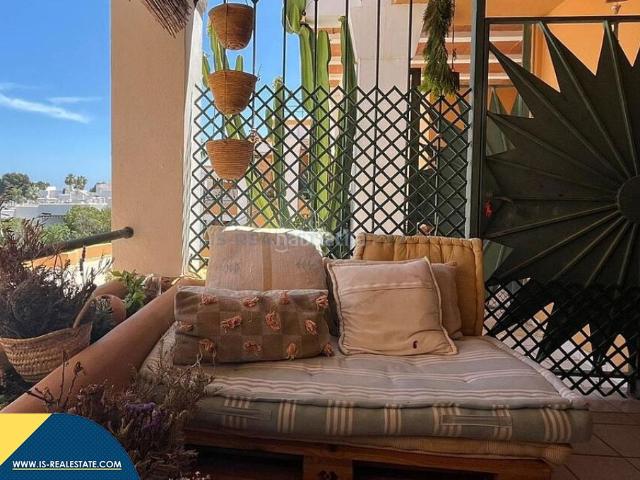 Dúplex en venta en Baleares Santa Eulària, Santa Eulària des Riu. Apartamento dúplex con piscina compartida, Islas Baleares, Ibiza. 3 habitaciones 107 m² 200 metros al mar. Dúplex Santa.