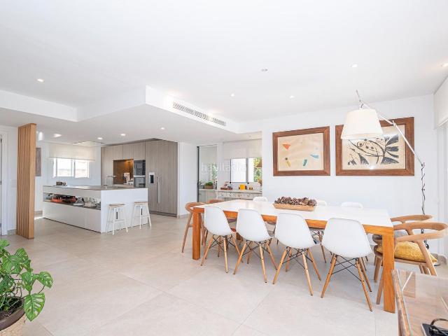 Dúplex en venta en Baleares Palma de Mallorca, La Bonanova. Este exclusivo dúplex ofrece la sensación de una villa privada dentro de una elegante comunidad de solo seis propietarios, situada. Dúplex.