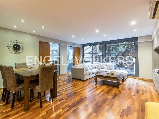 Dúplex en venta en Barcelona, Navas. Dúplex en planta baja con patio y estudio independiente en Navas. Dúplex.