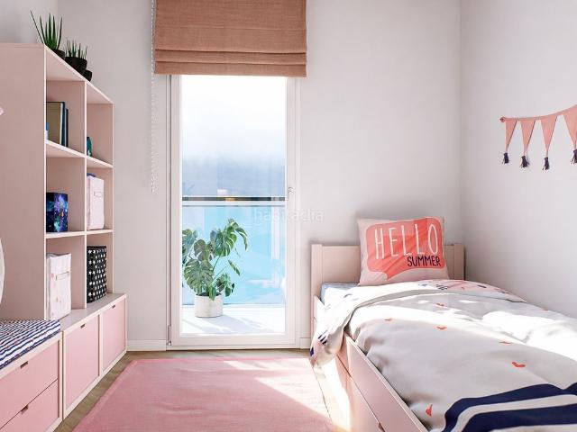 Dúplex en venta en Barcelona, Baix Guinardó. Vivienda tipo dúplex con altillo Sagrada Familia, Barcelona. Dúplex.