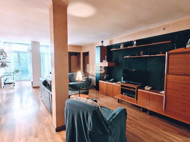 Dúplex en venta en Barcelona, El Camp de l´Arpa del Clot. Exclusivo piso dúplex reformado con materiales de alta gama en la calle Provença, junto a Sagrada Família. Dúplex.