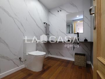 Dúplex en venta en Barcelona, La Teixonera. La Casa Agency presenta este espectacular piso de 98 m2 totalmente reformado a estrenar, tipo dúplex de 4 habitaciones y dos baños. Dúplex.