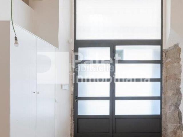 Dúplex en venta en Barcelona, Raval. OPORTUNIDAD INVERSOR Dúplex de 172 m2 Útiles Reformado, Alquilado 1.000 mes y con Plusvalía Inmediata. Dúplex.