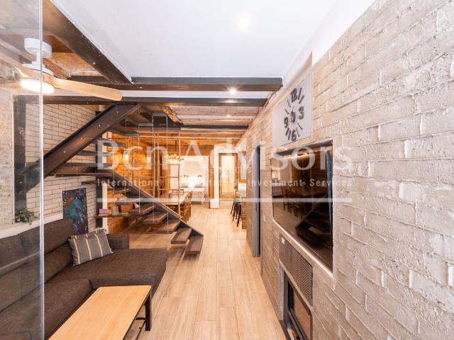 Dúplex en venta en Barcelona, Raval. Encantador dúplex con patio y elementos originales en el centro de Barcelona. Dúplex.