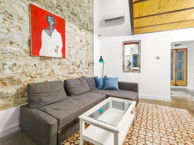 Dúplex en venta en Barcelona, Raval. Espectacular loft de estilo neoyorquino con 4 dormitorios y patio privado en calle Hospital. Dúplex.