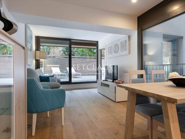 Dúplex en venta en Barcelona, Sant Antoni. Piso de diseño con terraza privada en edificio histórico rehabilitado. Dúplex.