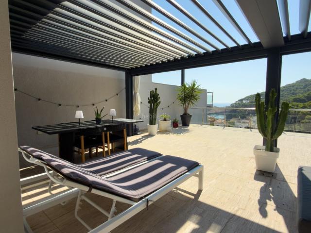 Dúplex en venta en Begur, Aiguafreda Sa Tuna Costa Brava. Magnífico dúplex casa adosada con vistas al mar, terraza de 100 m² y piscina. Dúplex.