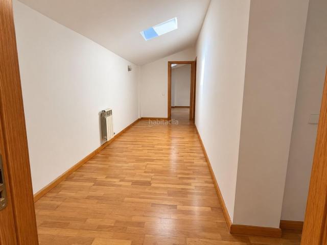 Dúplex en venta en Girona, La Devesa. Amplio dúplex de cuatro dormitorios con balcón, ascensor y garaje opcional. Dúplex.