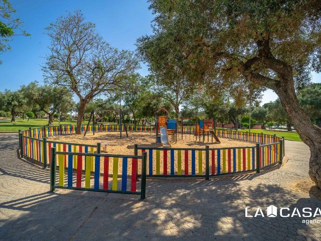 Dúplex en venta en Dos Hermanas, La Motilla Fuente del Rey. Dúplex 205 m con 4 dormitorios y jardín en Dos Hermanas. Dúplex Dos.
