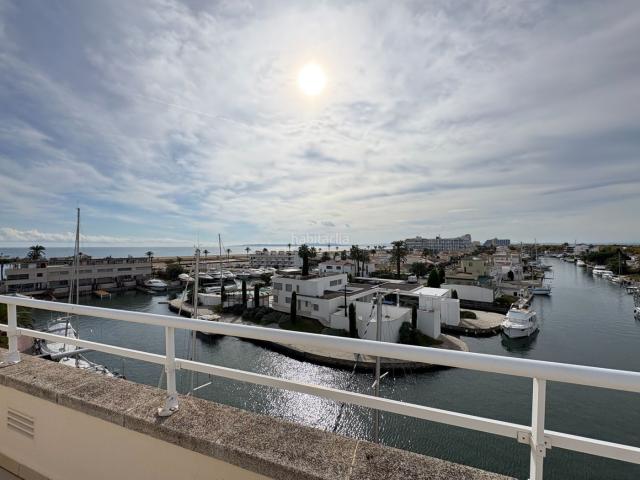 Dúplex en venta en Empuriabrava, Salins Cavall de Mar Costa Brava. Magnífico dúplex reformado y vistas al canal en Empuriabrava. Dúplex.