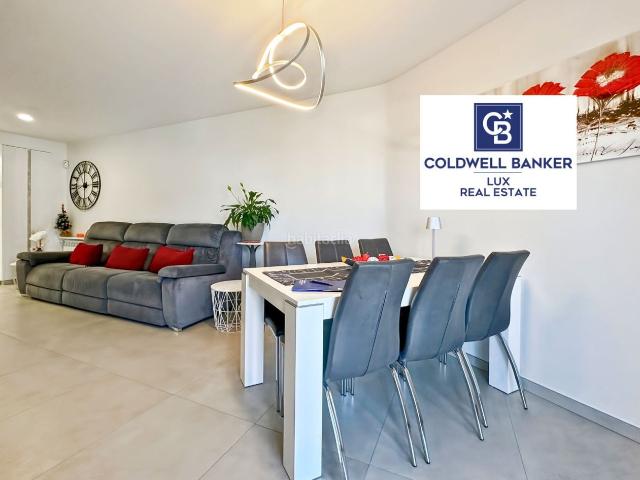 Dúplex en venta en Escala L´, Eixample Residencial Costa Brava. Piso dúplex en la última planta de un edificio con ascensor situado en el centro de LEscala, Costa Brava. A menos de 300 metros de.