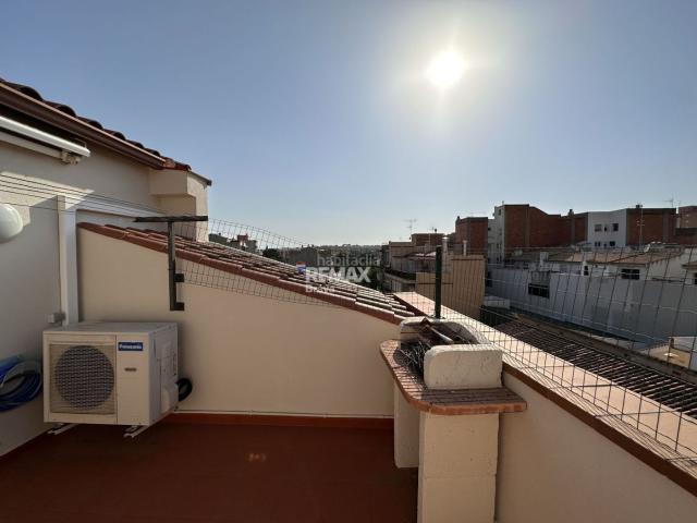 Dúplex en venta en Figueres, Poble Nou Olivar Gran. Figueres Exclusivo dúplex con terraza, parking y trastero junto a la Biblioteca. Dúplex.