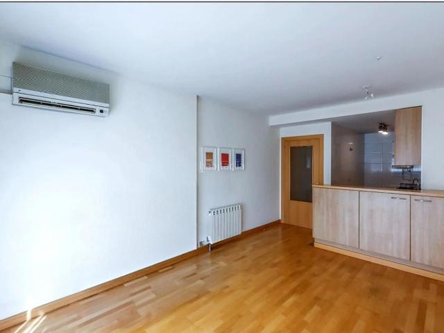Dúplex en venta en Sabadell, Centre. ACOGEDOR ATICO DÚPLEX CON TERRAZA EN EL CENTRO JUNTO LA PLAZA DEL GAS CON PARKING Y TRASTERO INCLUIDOS!. Dúplex.