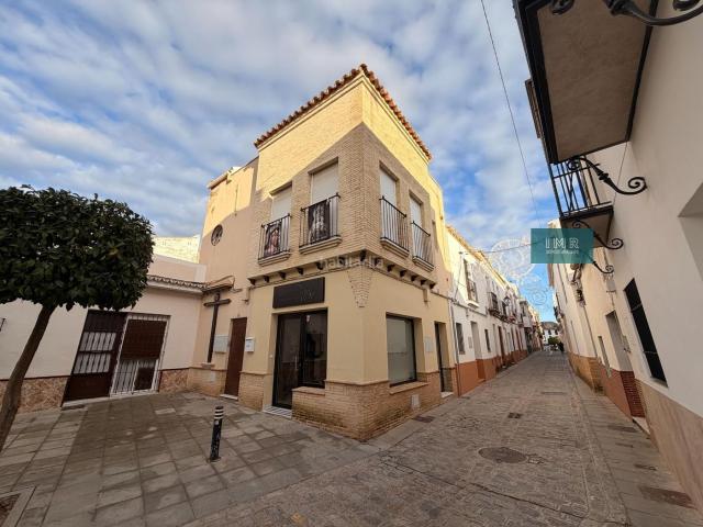 Dúplex en venta en Sanlúcar la Mayor. Dúplex con terrazas en pleno centro de Sanlúcar la Mayor, a solo 20 km de Sevilla. Dúplex Sanlúcar la.