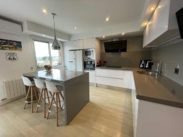 Dúplex en venta en Sant Boi de Llobregat, Centre. Dúplex reformado de 105m² con terraza de 32m², balcón, ascensor y garaje opcional en pleno Centre. Dúplex Sant Boi de.