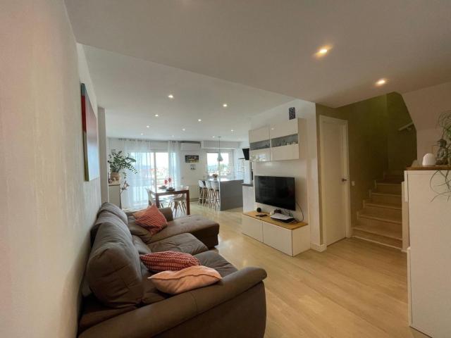 Dúplex en venta en Sant Boi de Llobregat, Centre. Dúplex reformado de 105m² con terraza de 32m², balcón, ascensor y garaje opcional en pleno Centre. Dúplex Sant Boi de.