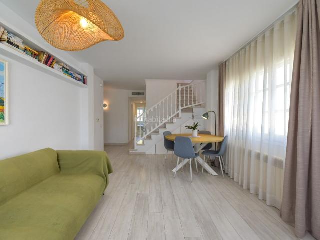 Dúplex en venta en Sant Pere de Ribes, Vallpineda Rocamar. Ático dúplex reformado con terraza privada y vistas despejadas en Vallpineda. Dúplex Sant Pere de.