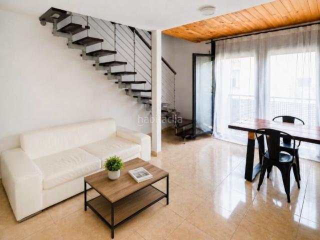 Dúplex en venta en Santa Eulàlia de Ronçana. Dúplex con encanto en pleno centro de Santa Eulàlia, con parking y techos de madera. Dúplex Santa Eulàlia de.