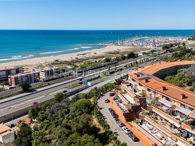 Dúplex en venta en Sitges, Les Botigues de Sitges Costa Dorada. Exclusivo ático dúplex con impresionantes vistas al Mediterráneo. Dúplex.