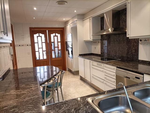 Dúplex en venta en Pineda de Mar, Centre. Fantástico dúplex de 4 habitaciones con dos grandes terrazas en el centro de Pineda de Mar. Dúplex Pineda de.