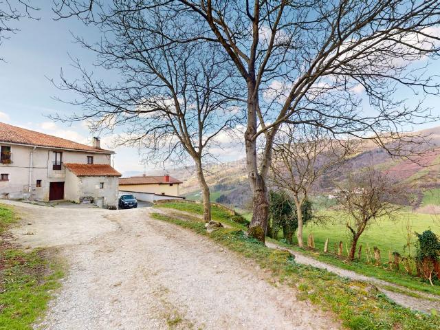 Dúplex en venta en Tolosa. Piso dúplex en caserio con amplios terrenos ideal para ganado. Dúplex.