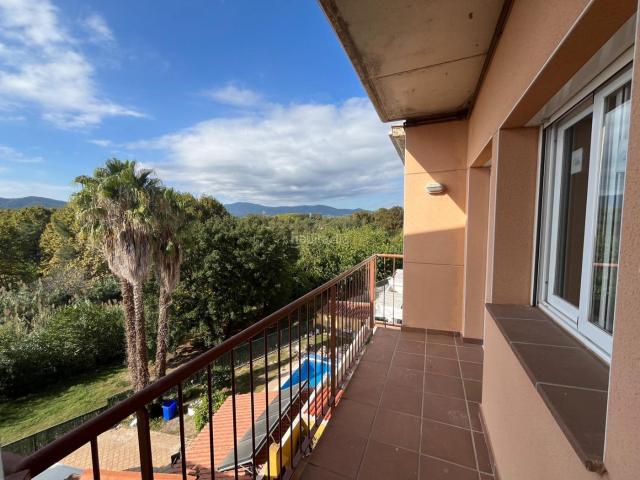 Dúplex en venta en Tordera, Sant Pere. EXCLUSIVO DUPLEX 150M2 MAS TERRAZA 4 HABITACIONES 3 BAÑOS TERRAZA, OPCION PK. Dúplex.