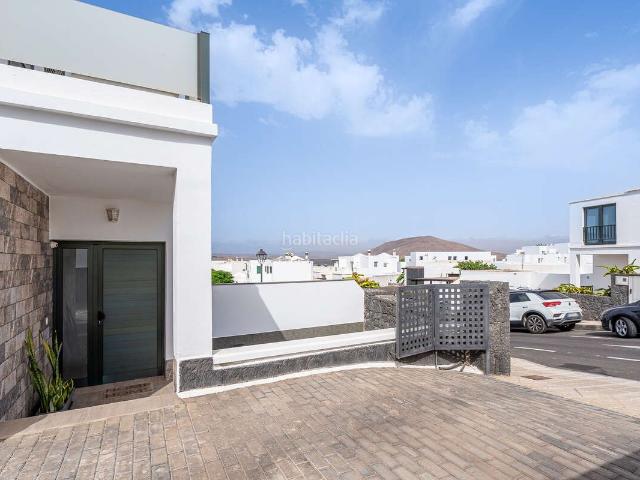 Dúplex en venta en Teguise, Tahiche. Vivienda de cinco dormitorios con jardín y aparcamiento privado. Dúplex.