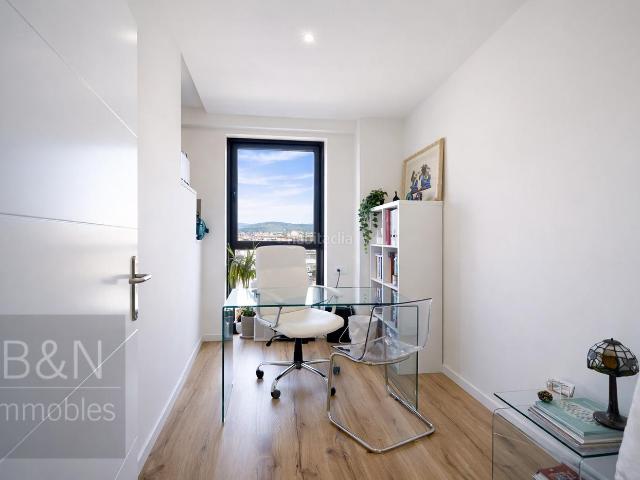 Dúplex en venta en Terrassa, Ca n'Aurell. TRÍPLEX DE LUJO CON ASCENSOR PRIVADO, GARAJE TIPO BOX Y TERRAZA CON VISTAS DE ENSUEÑO. Dúplex.