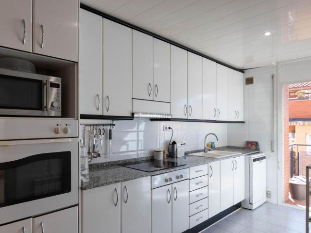 Dúplex en venta en Terrassa, Plaça Catalunya Escola Industrial. Duplex en venta en ZONA ESCOLES, 5 dormitorios. Dúplex.