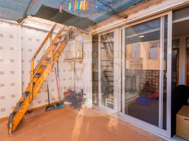 Dúplex en venta en Valencia, El Cabanyal El Canyamelar. Dúplex con terraza en El Cabanyal 124 m², 5 habitaciones, 2 baños. Dúplex.