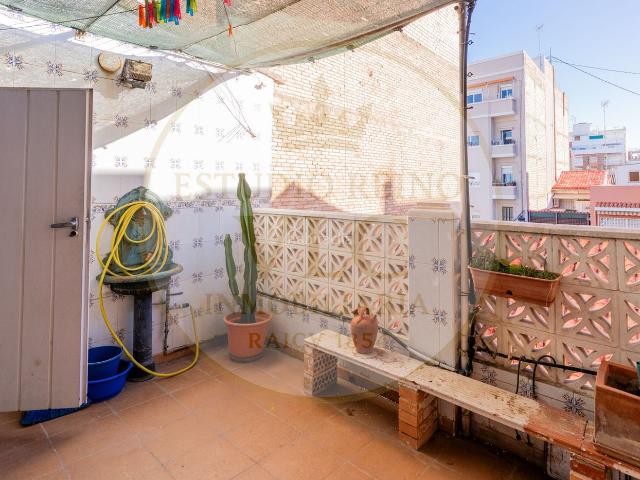 Dúplex en venta en Valencia, El Cabanyal El Canyamelar. Dúplex con terraza en El Cabanyal 124 m², 5 habitaciones, 2 baños. Dúplex.