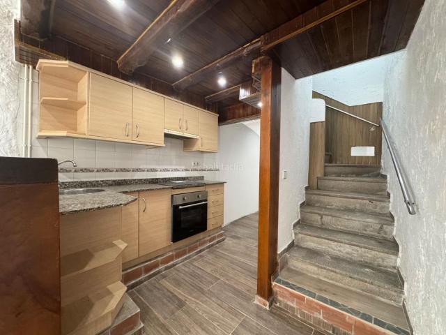 Dúplex en venta en Vilanova del Camí. Duplex con acceso a pie de calle, 3 dormitorios, gran trastero con sala lavadero y entrada de unos 20m2 para guardar moto, bicis. Dúplex Vilanova del.