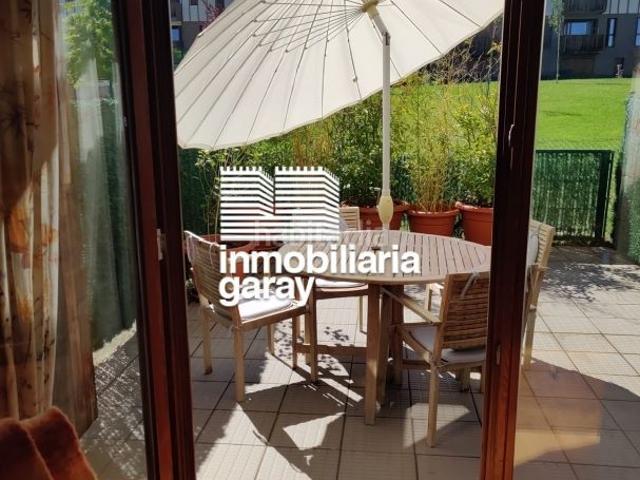 Dúplex en venta en Villarcayo de Merindad de Castilla la Vieja. Precioso dúplex con garaje incluido, ubicado en una urbanización con campo de golf, piscina y amplias zonas comunes, junto a Medi.