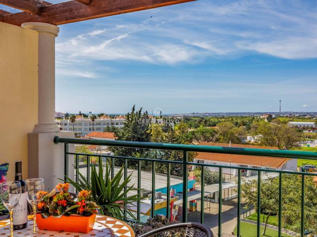 Duplex elegante com bonitas vistas e piscina Interior em condomínio de qualidade