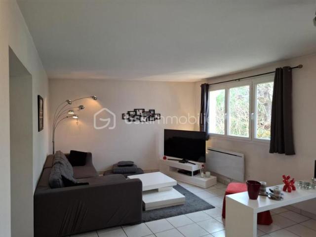Duplex familial lumineux au cœur d’Auvernaux – volumes, calme et stationnement privatif