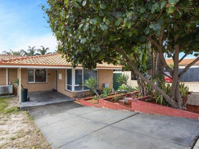 DUPLEX HALF WITH HUGE BACKYARD