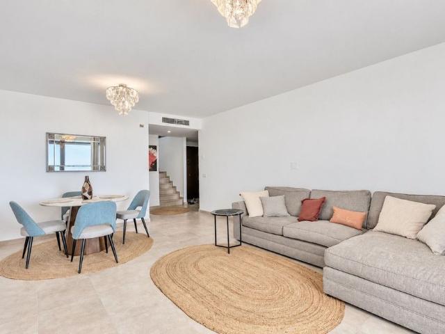 Duplex in Altos de los Monteros