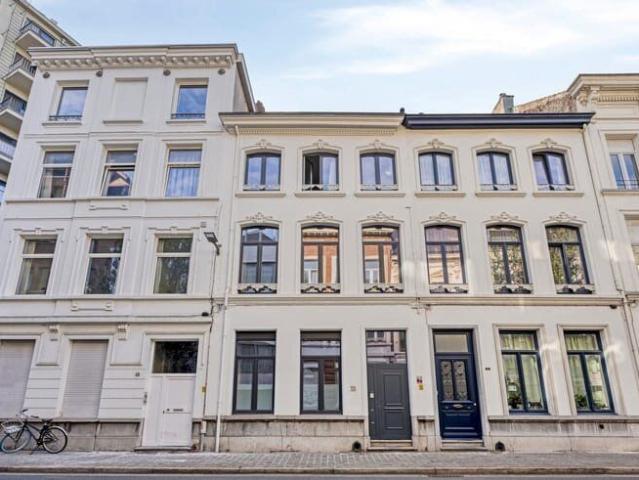 Duplex in authentiek herenhuis met gezellige stadskoer