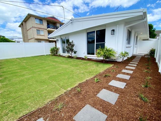DUPLEX IN STUNNING PARADISE POINT LOCATION