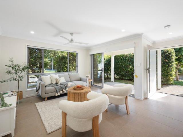 DUPLEX IN THE SPRINGS… MINUTES TO THE BEACH!