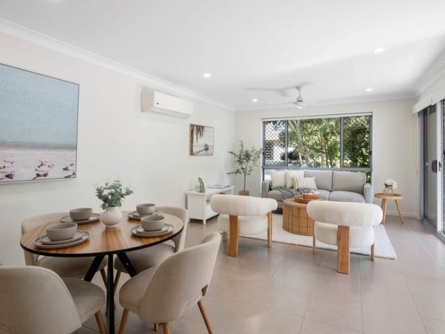 DUPLEX IN THE SPRINGS… MINUTES TO THE BEACH!